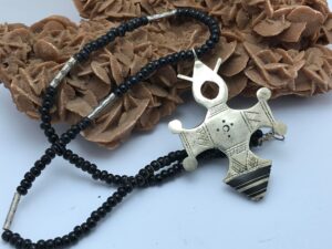 croix de sud Touareg très bon finition,fait a main touareg bois d'ébène ,bon travaille