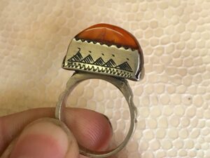 Incroyable bague cornaline argent ancienne portée par le peuple touareg ou Peul vivant dans le désert du Sahara (Afrique du Nord),