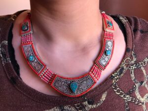 Collier tribal de corail et turquoise, collier tibétain de mosaïque de nepali, ethnique berbère touareg, bijoux d'amulette nomades de Beduin
