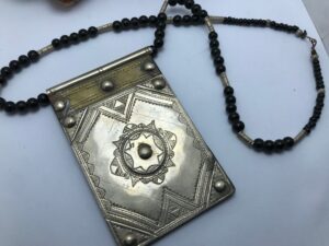 Talisman Touareg ancienne avec collier en cuir Tuareg TRIBE Amulet on artisan necklace. Talisman Marokko,Niger, Mali , Gris-Gris Tereaut
