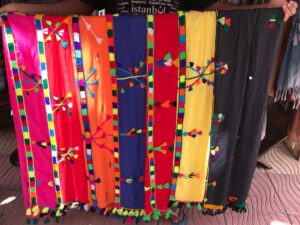 vêtement berbère coloré zagora nommé « amelhef » ou « gnaâe » ou « tahrouyt » grand châle en tissu noir brodé de motifs de couleurs vives