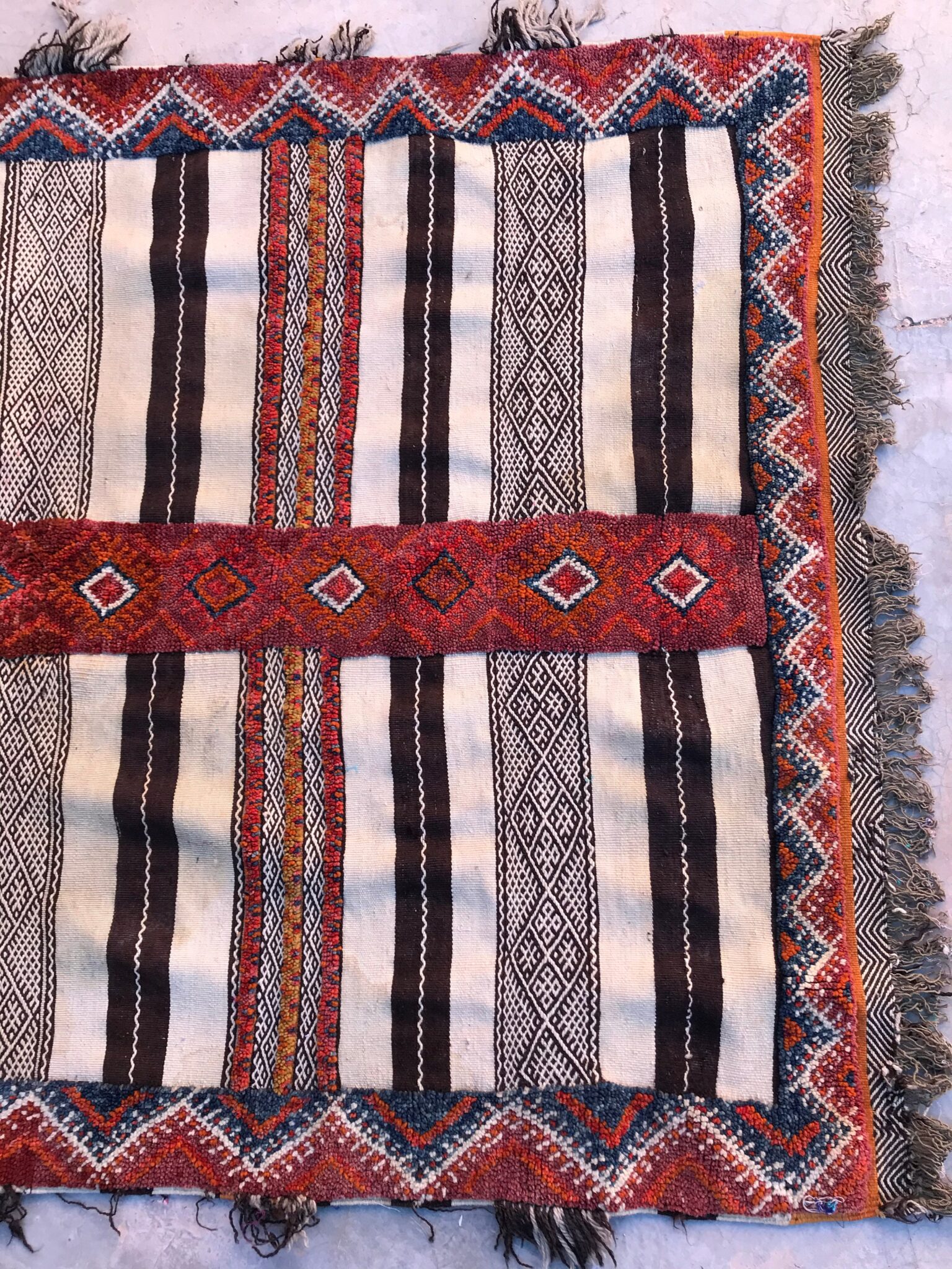 Tapis Berbère Marocain Vintage Zemmour – 100% Laine Rouge – Fait Main 140x80 Cm