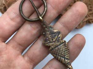 old ethnic brass cuivre fibula, antique berber fibula
