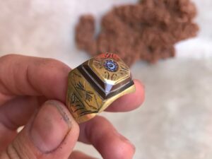 Ebony ring with chevron bead touareg handmade bronze, Bague en perles