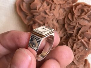 Bague Africaine Berbère Engravée en Argent Tribal et Ébène