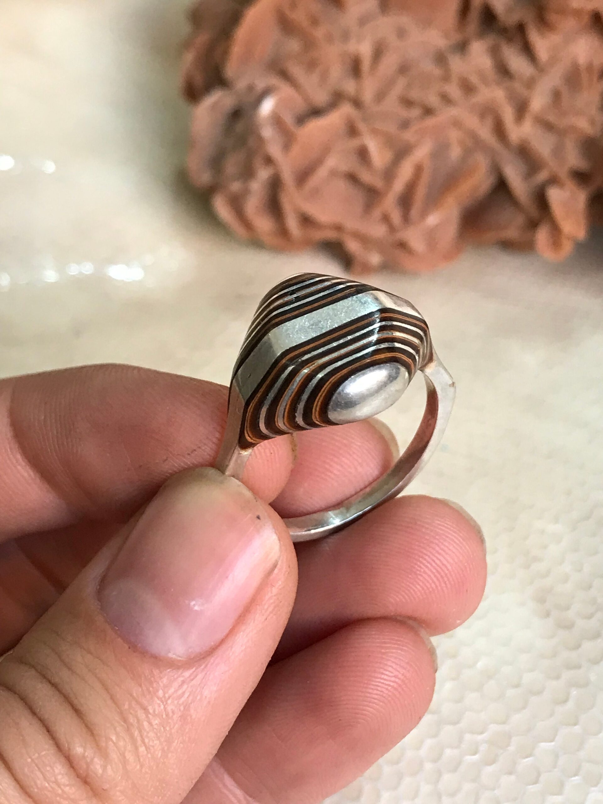 ancienne Bague Touareg en forme de diamant ébène et argent - Image 2