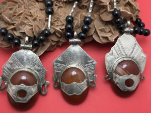 Collier Touareg vert agate, bijoux Touaregs, Amulette de