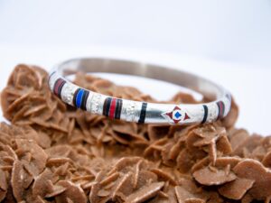 bracelet touareg jonc graver a main, ethnique bijoux argent massif