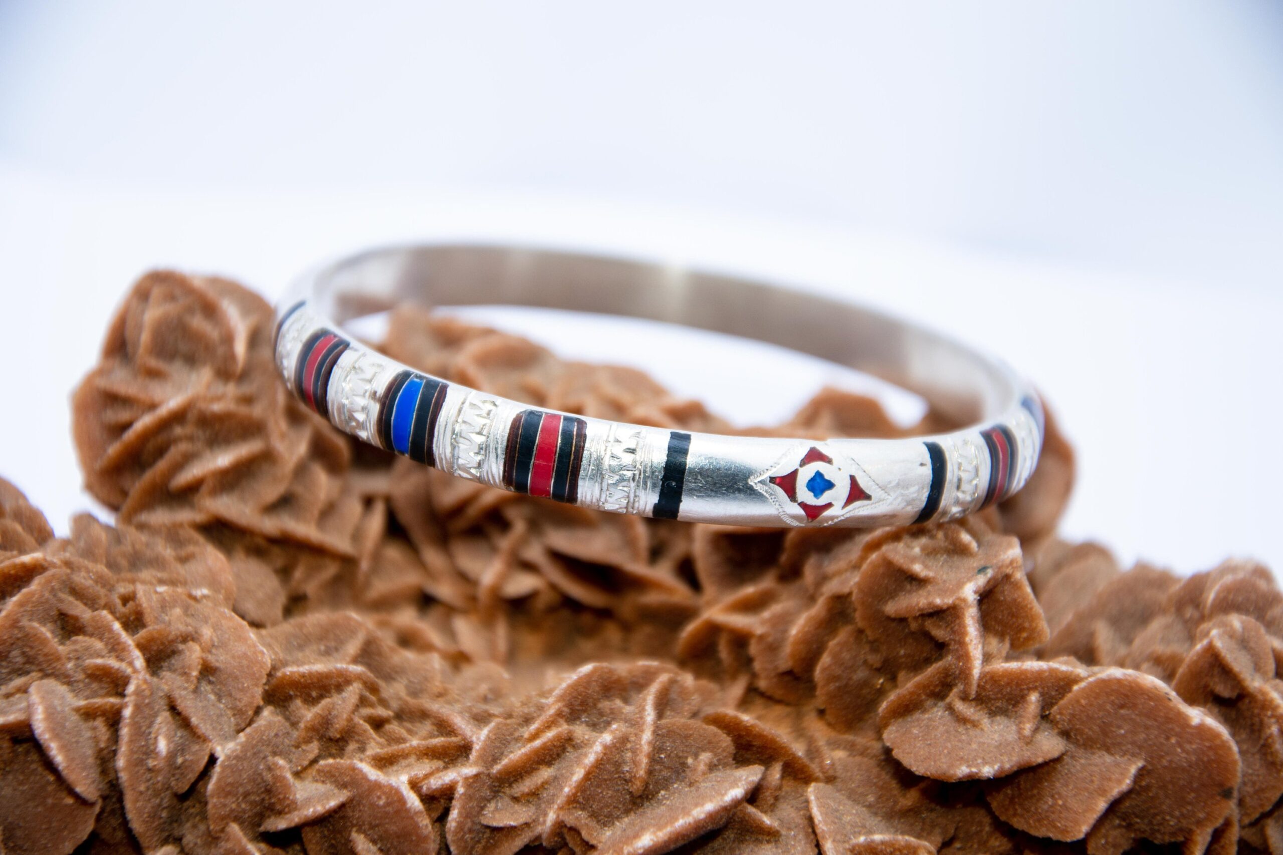 bracelet touareg jonc graver a main, ethnique bijoux argent massif
