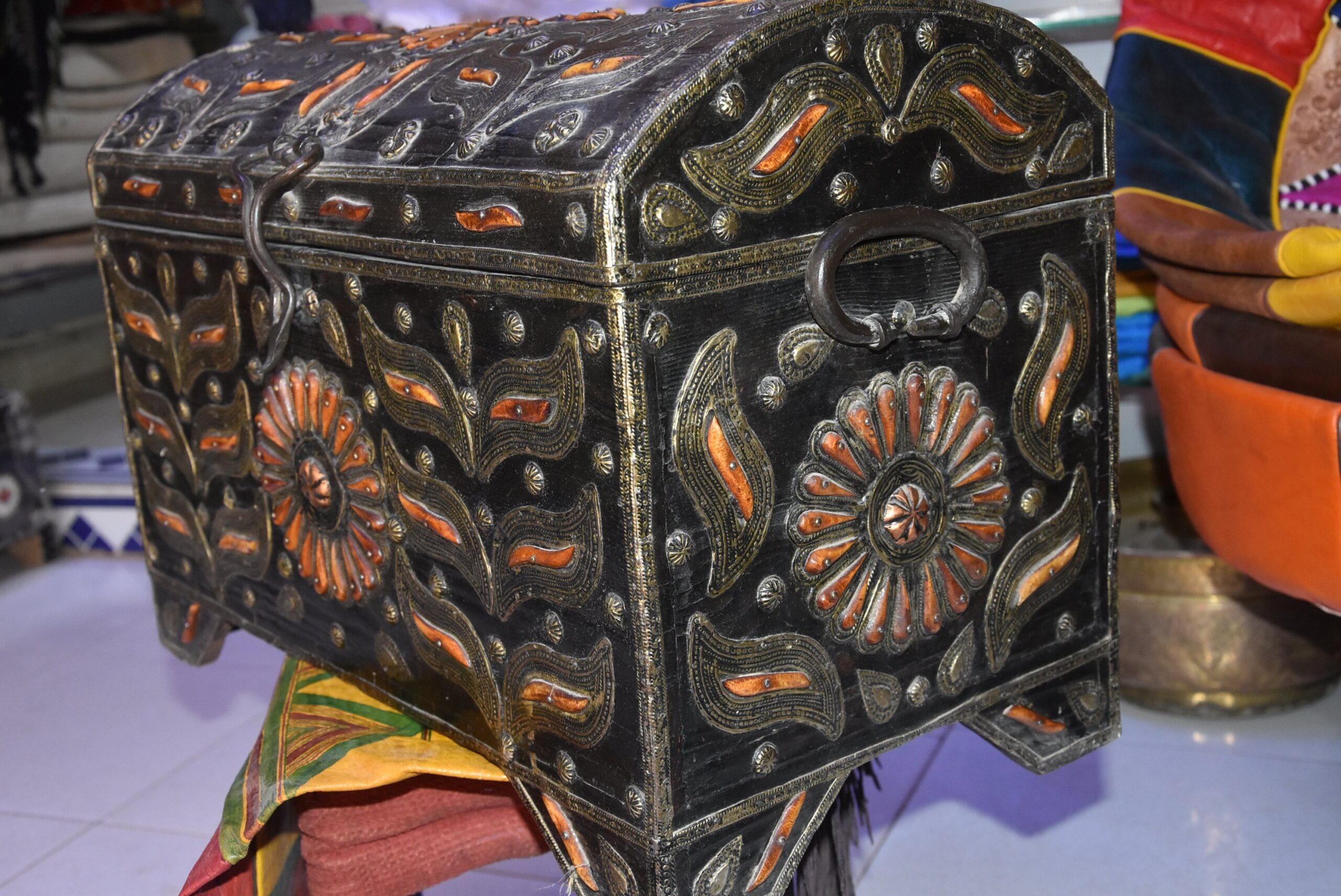 Old Tuareg Wood Chest: Berber Sahara Trunk with Horn Inlay - Image 6