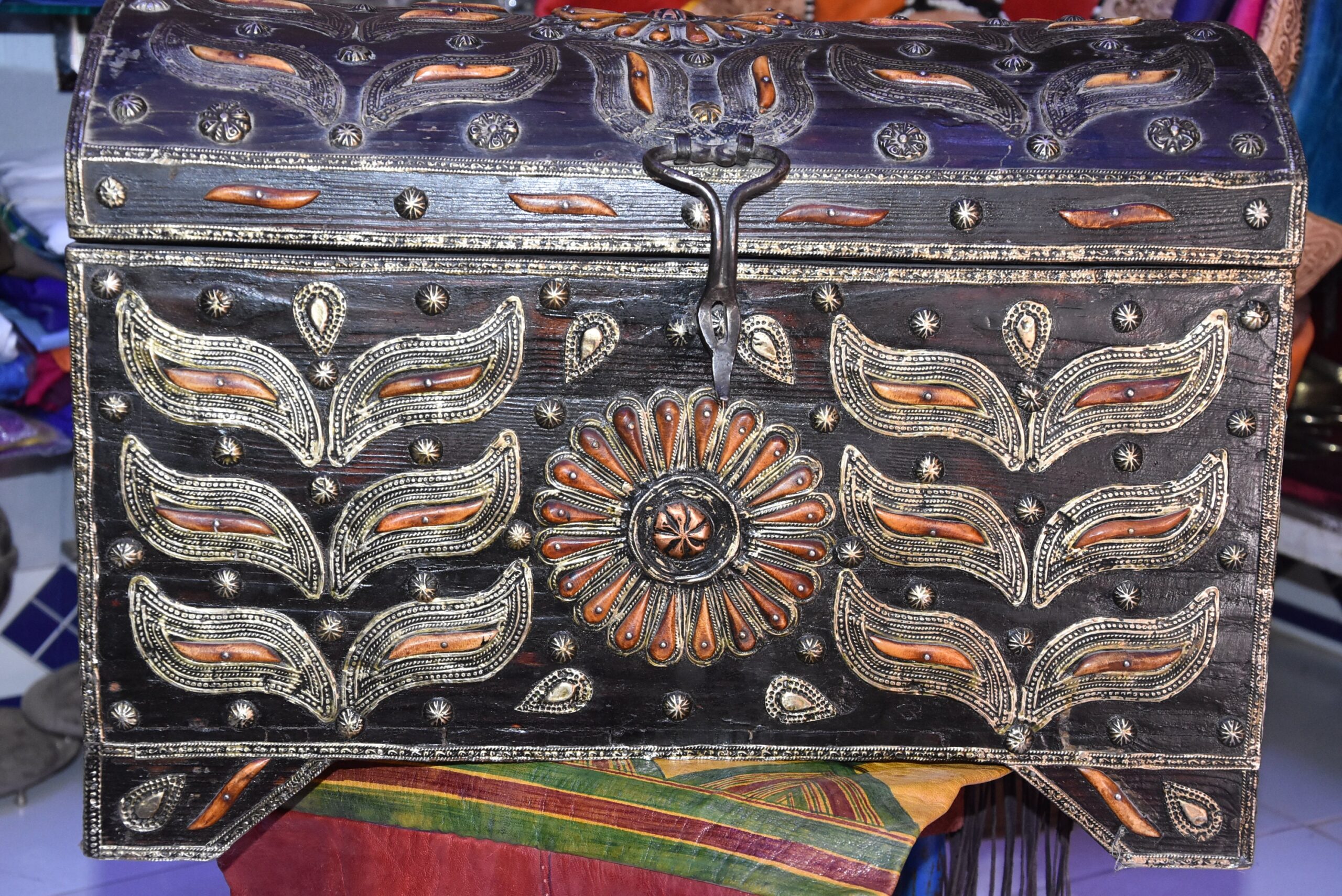 Old Tuareg Wood Chest: Berber Sahara Trunk with Horn Inlay - Image 3