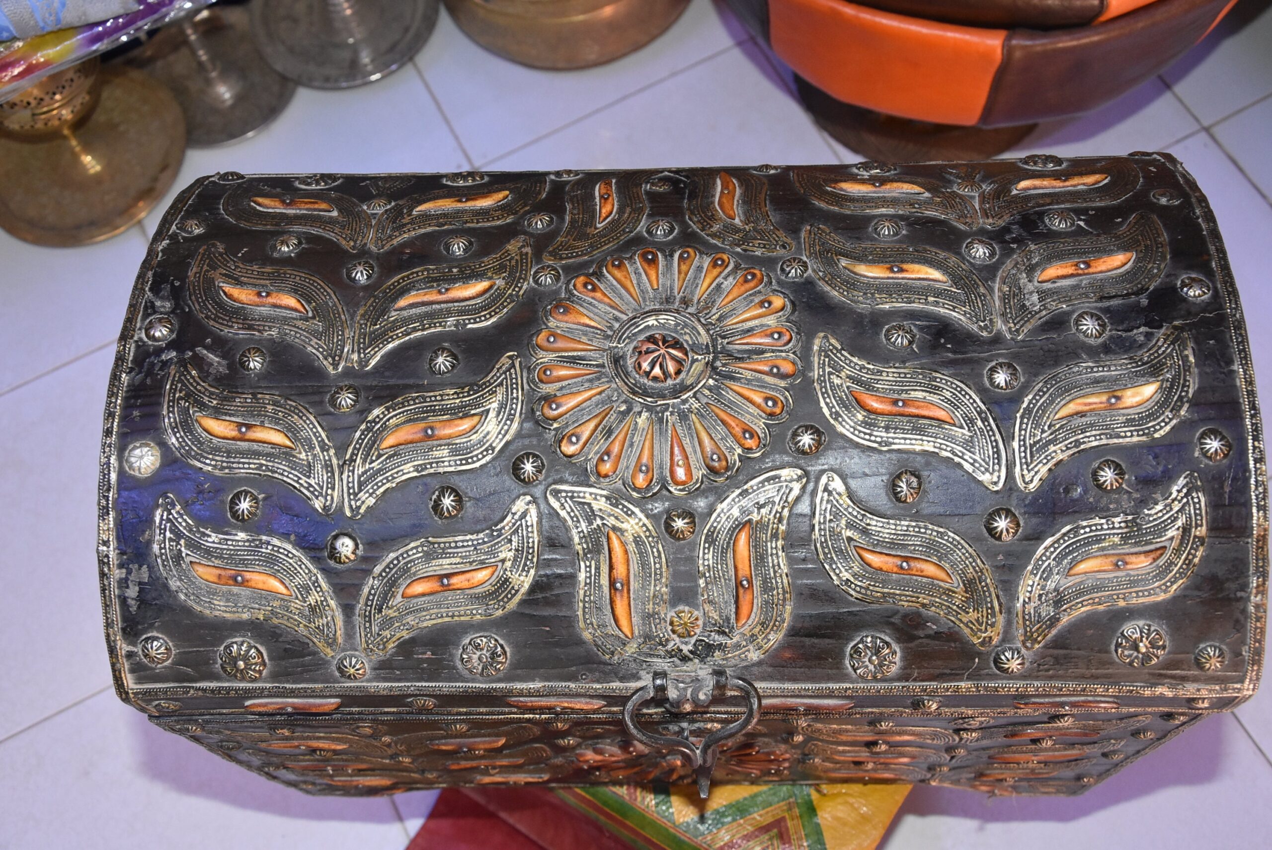 Old Tuareg Wood Chest: Berber Sahara Trunk with Horn Inlay - Image 5