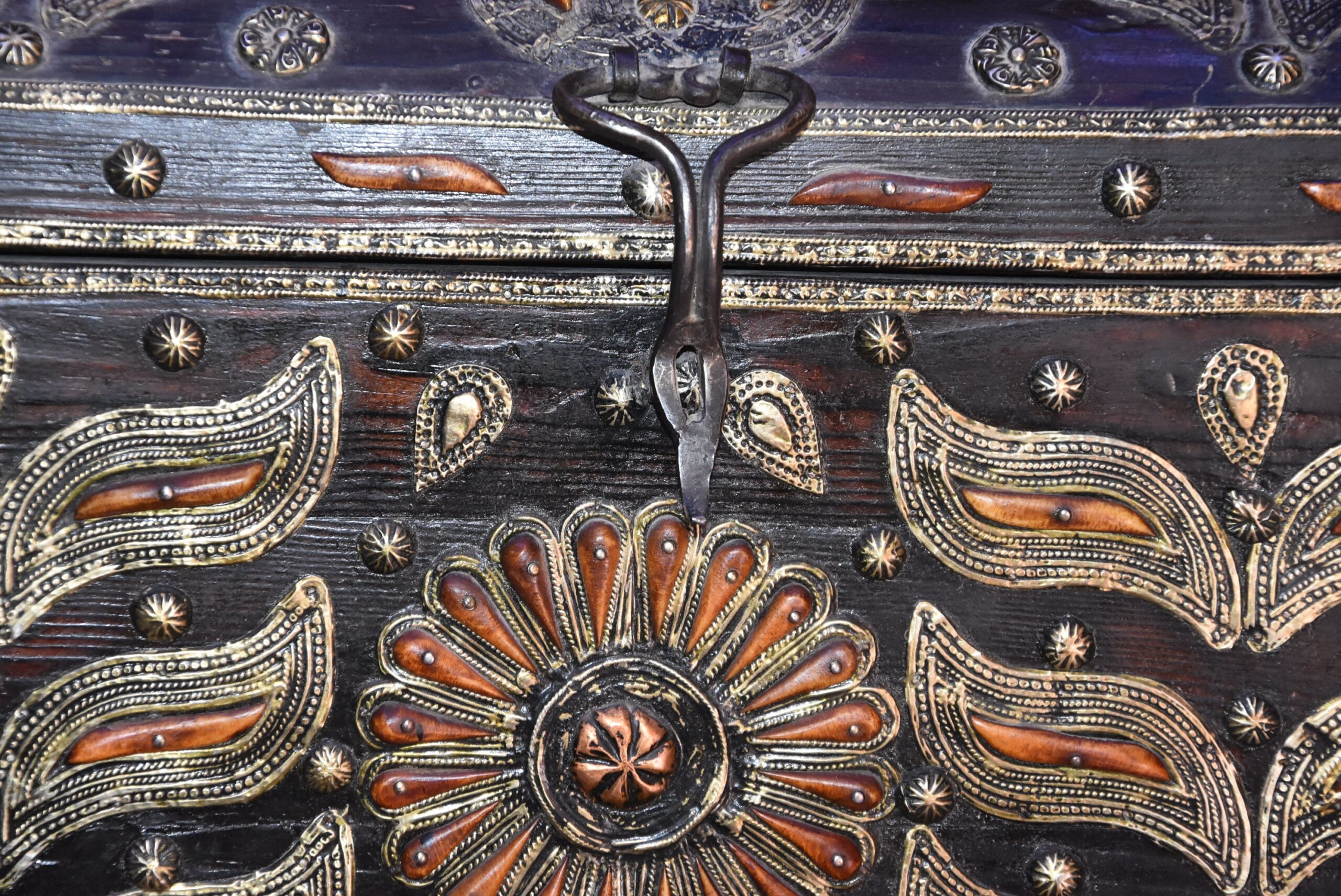 Old Tuareg Wood Chest: Berber Sahara Trunk with Horn Inlay - Image 4