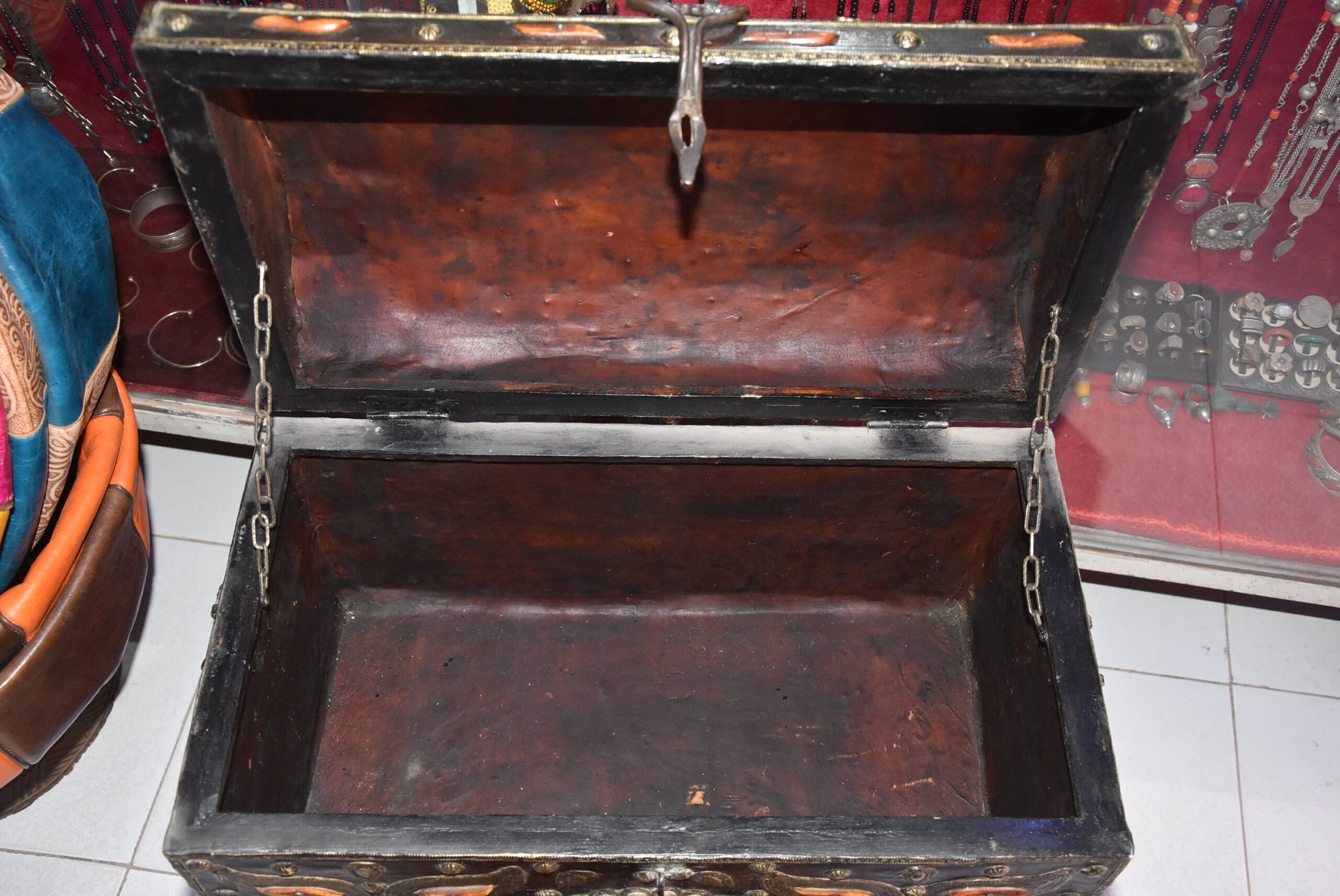 Old Tuareg Wood Chest: Berber Sahara Trunk with Horn Inlay - Image 9