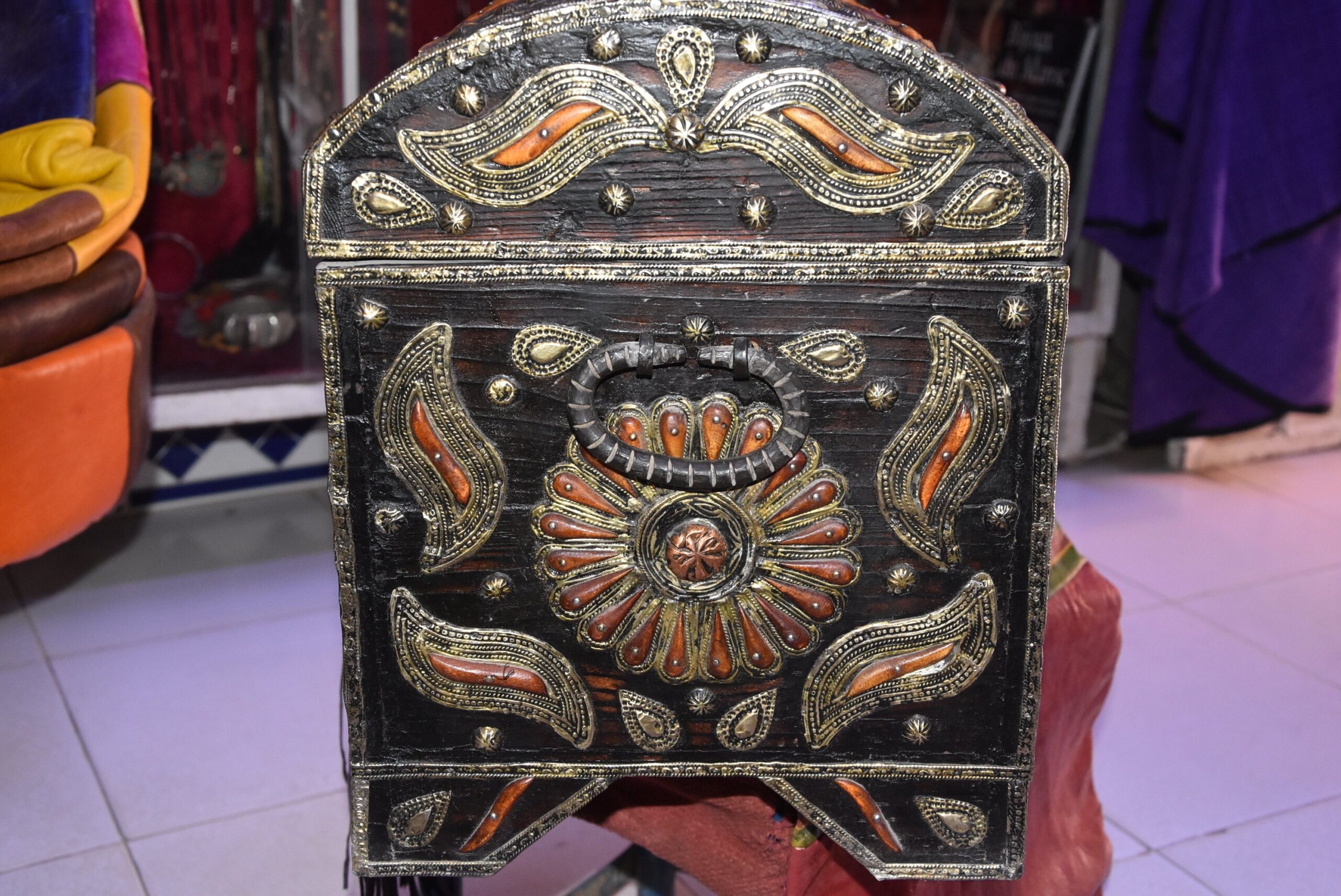 Old Tuareg Wood Chest: Berber Sahara Trunk with Horn Inlay - Image 7