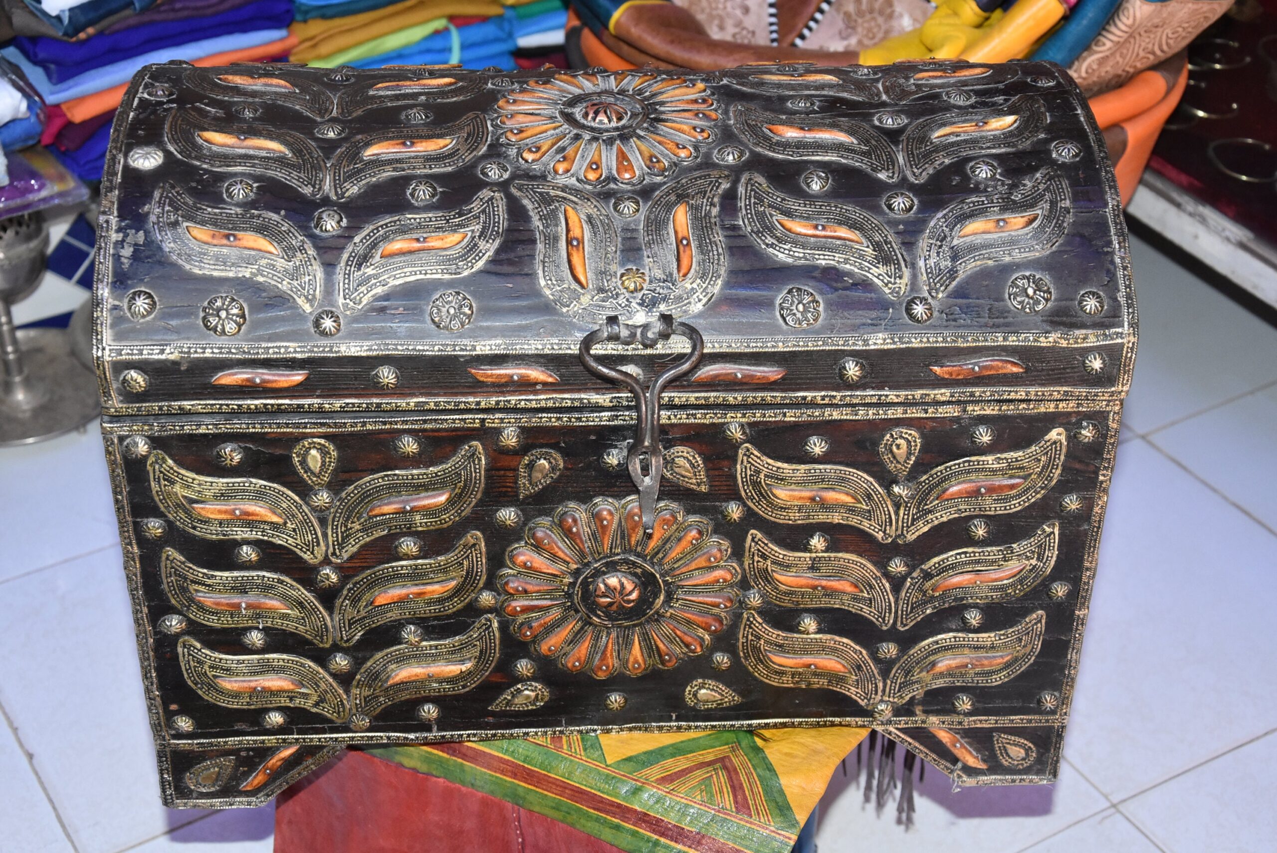 Old Tuareg Wood Chest: Berber Sahara Trunk with Horn Inlay - Image 2