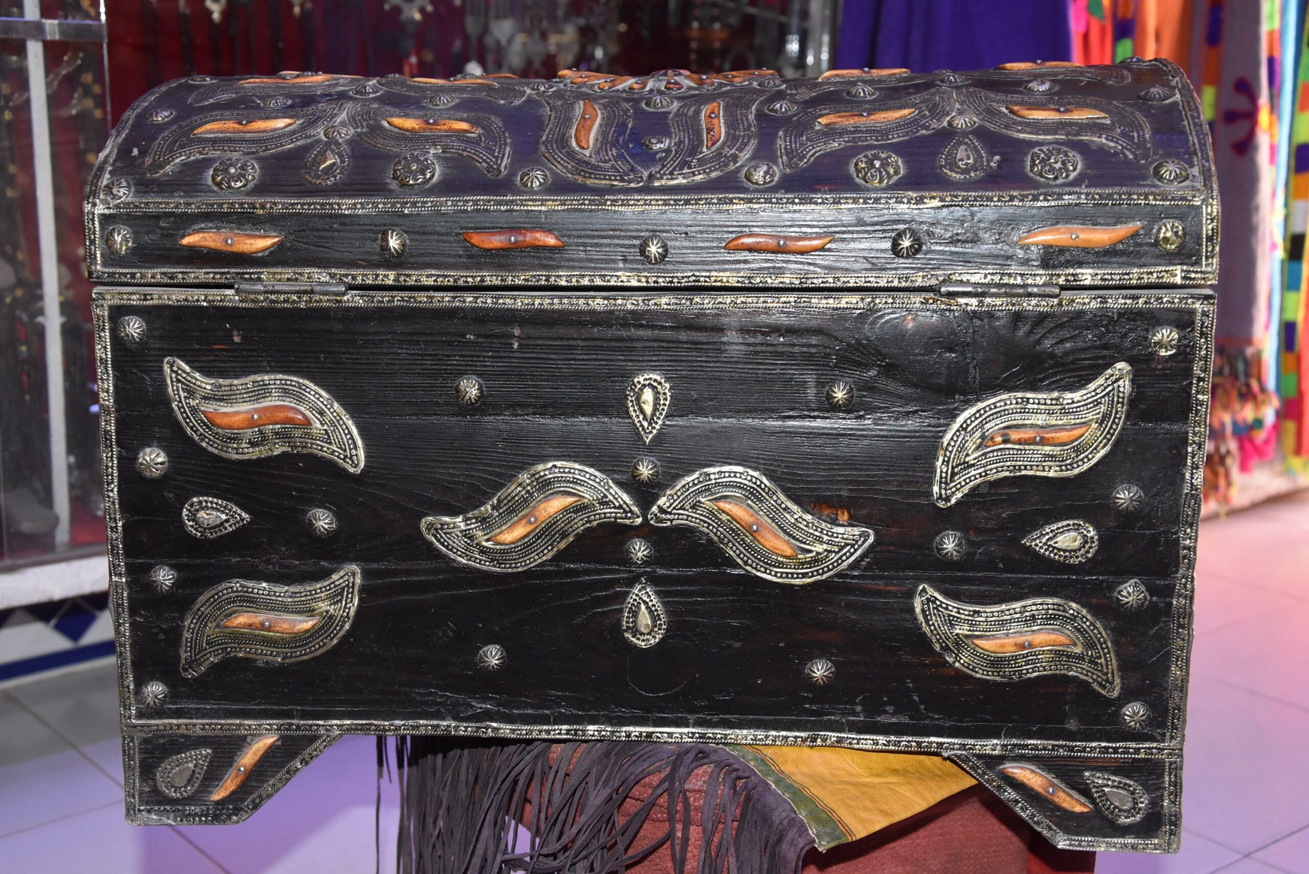Old Tuareg Wood Chest: Berber Sahara Trunk with Horn Inlay - Image 8