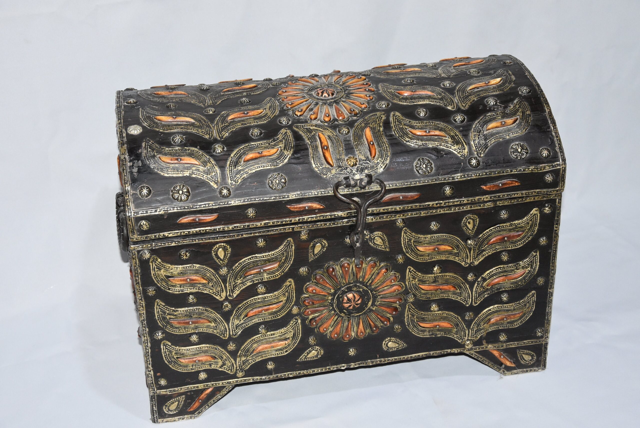 Old Tuareg Wood Chest: Berber Sahara Trunk with Horn Inlay - Image 10