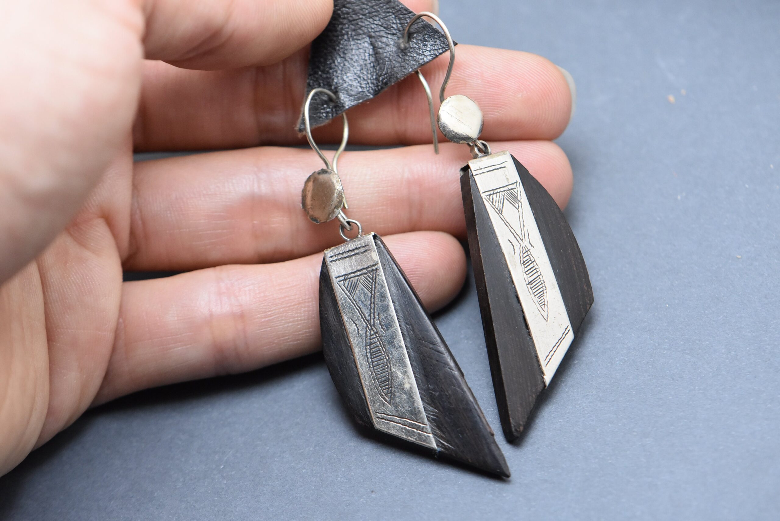 Tuareg silver and ebony earrings, ethnic african handmade - Image 2