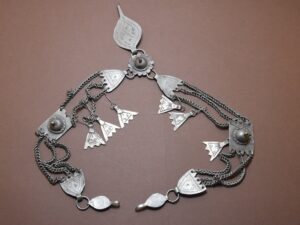 Ornement en berbère Ait Atta casque ou de la tête. Au début du 20ème siècle, objet de collection, ethnique jewelry silver