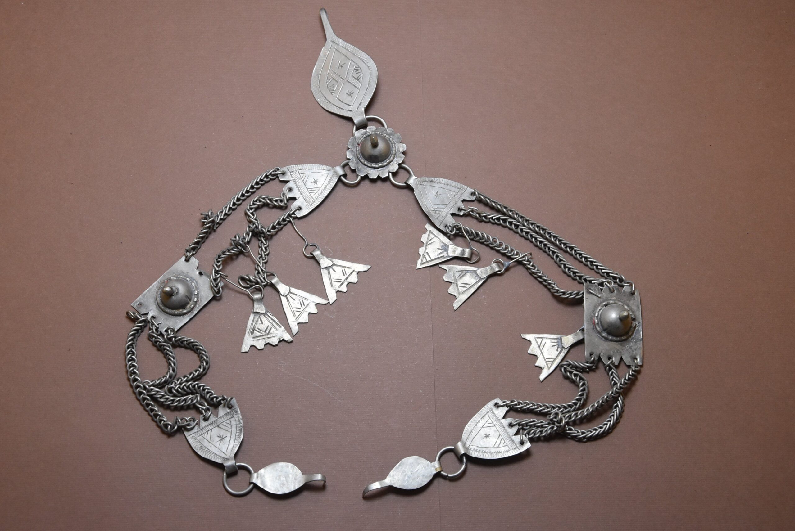 Ornement en berbère Ait Atta casque ou de la tête. Au début du 20ème siècle, objet de collection, ethnique jewelry silver