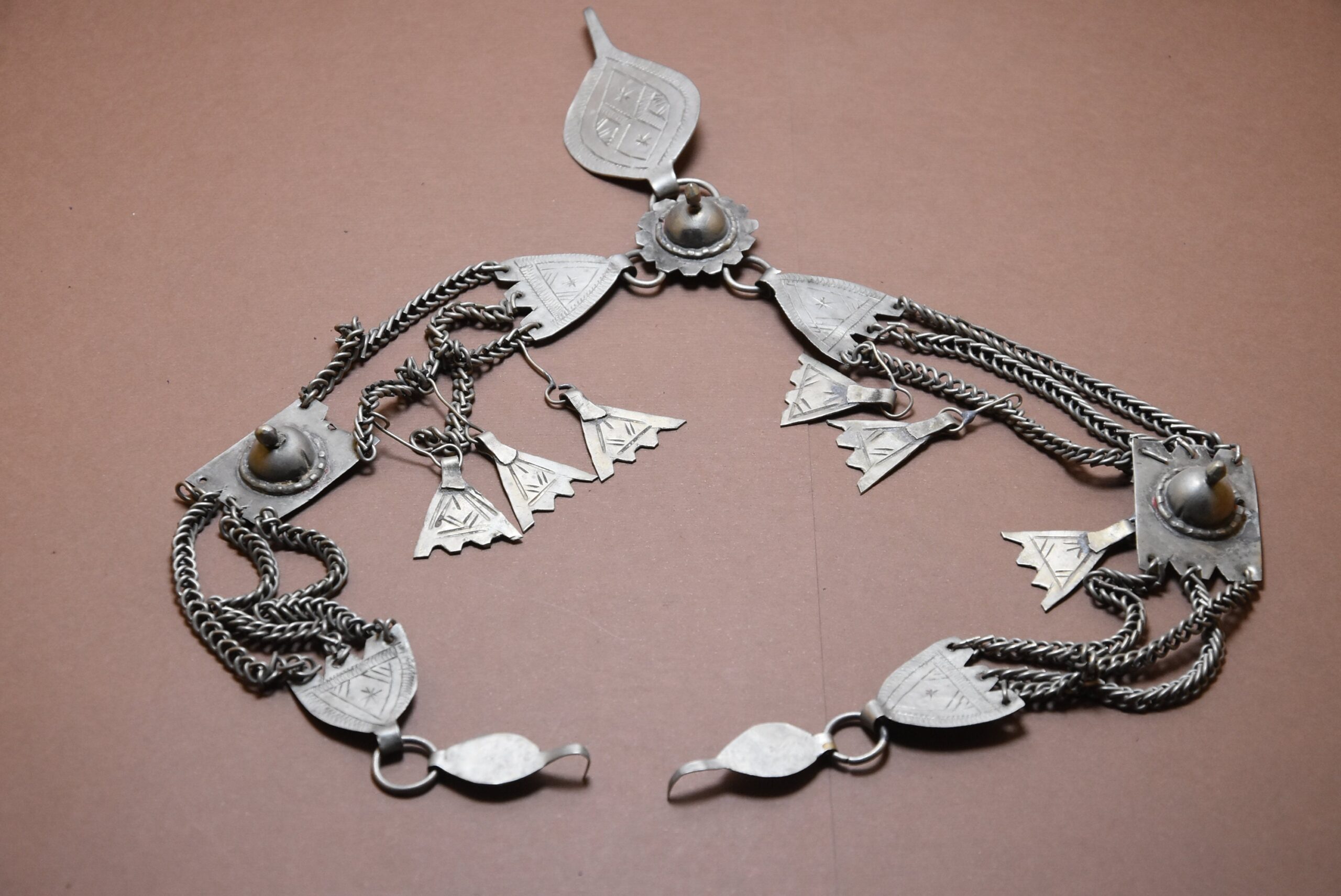 Ornement en berbère Ait Atta casque ou de la tête. Au début du 20ème siècle, objet de collection, ethnique jewelry silver - Image 7