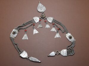Ornement en berbère Ait Atta casque ou de la tête. Au début du 20ème siècle, objet de collection, ethnique jewelry silver