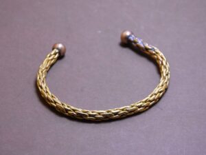 Bracelet de manchette en brass d'or