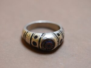 ancienne touareg bague argent avec pierre CHRIA chevron beads