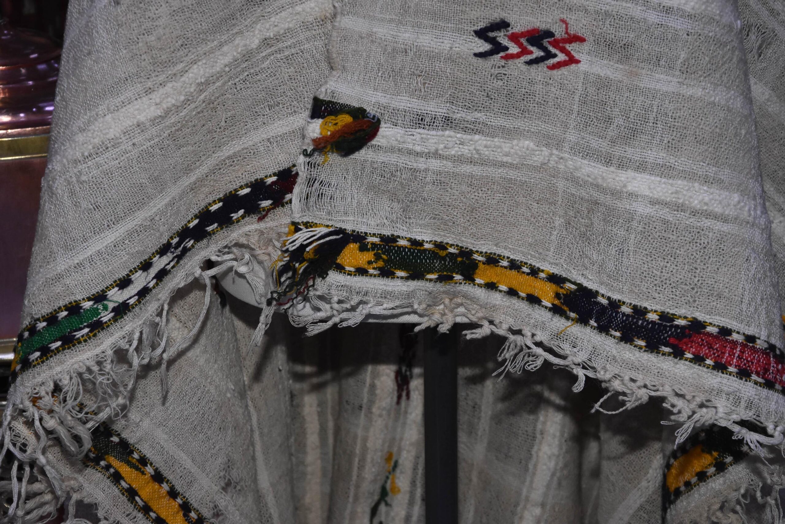 Handira Berber Blanket Woman Dress - Tahendirt - vintage Ait Hadiddu Tribe, Morocco - Image 9