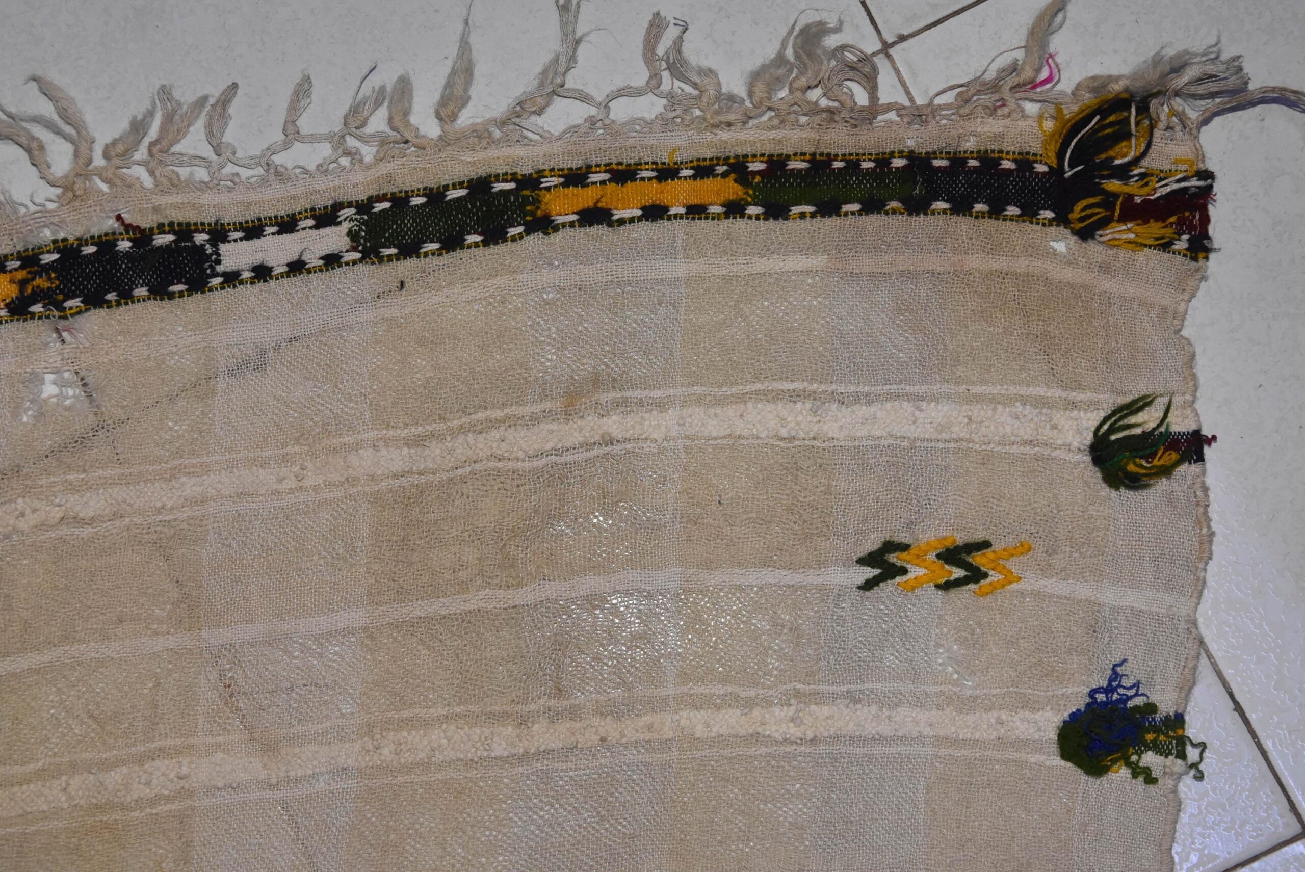 Handira Berber Blanket Woman Dress - Tahendirt - vintage Ait Hadiddu Tribe, Morocco - Image 7