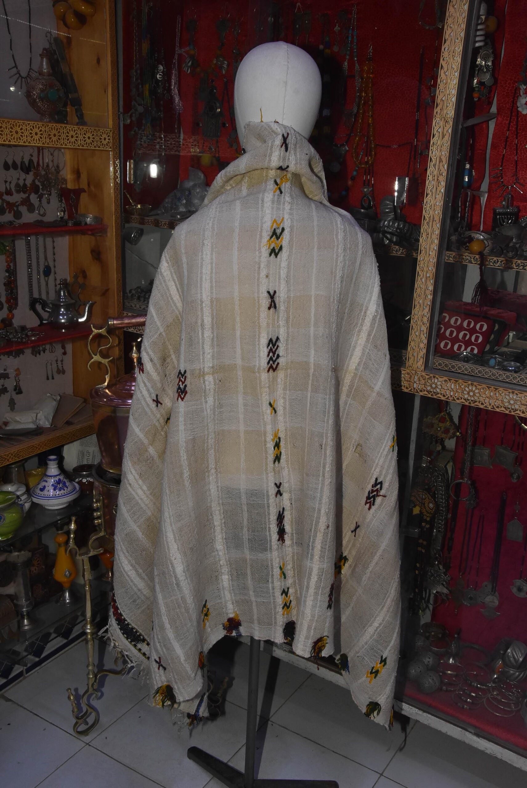 Handira Berber Blanket Woman Dress - Tahendirt - vintage Ait Hadiddu Tribe, Morocco - Image 10