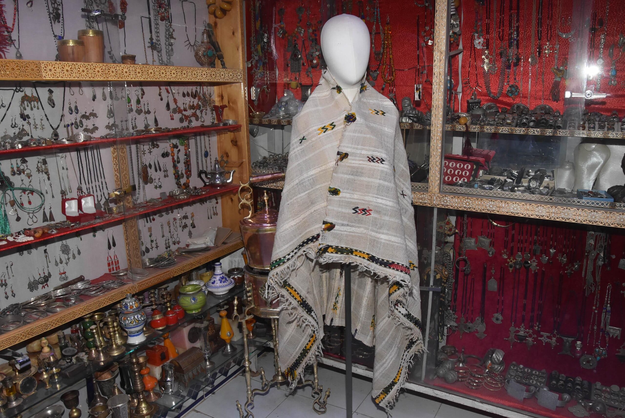 Handira Berber Blanket Woman Dress - Tahendirt - vintage Ait Hadiddu Tribe, Morocco - Image 2