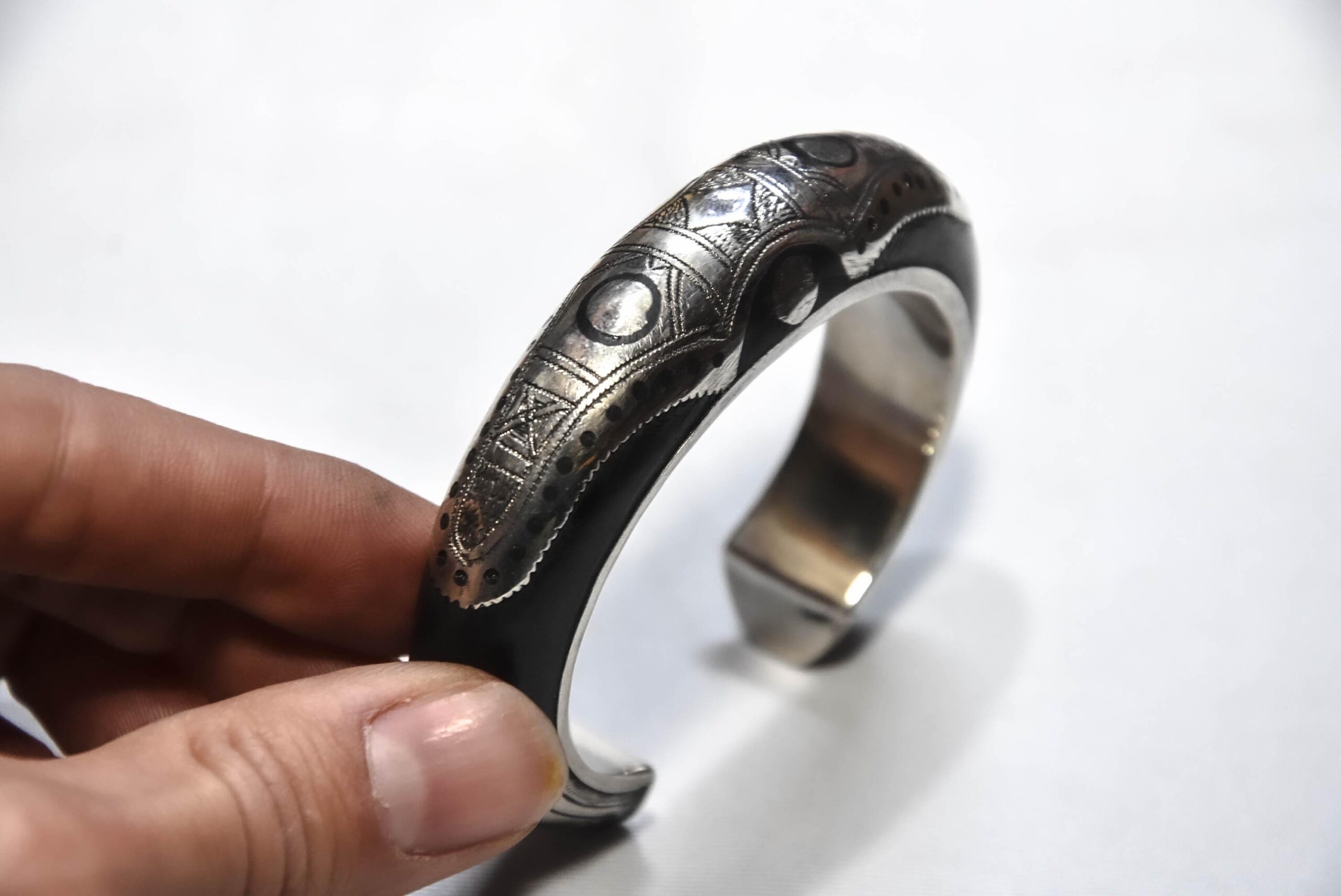 Bracelet Tuareg Silver & Ebony Wood Geometric Motif Cuff - Image 4